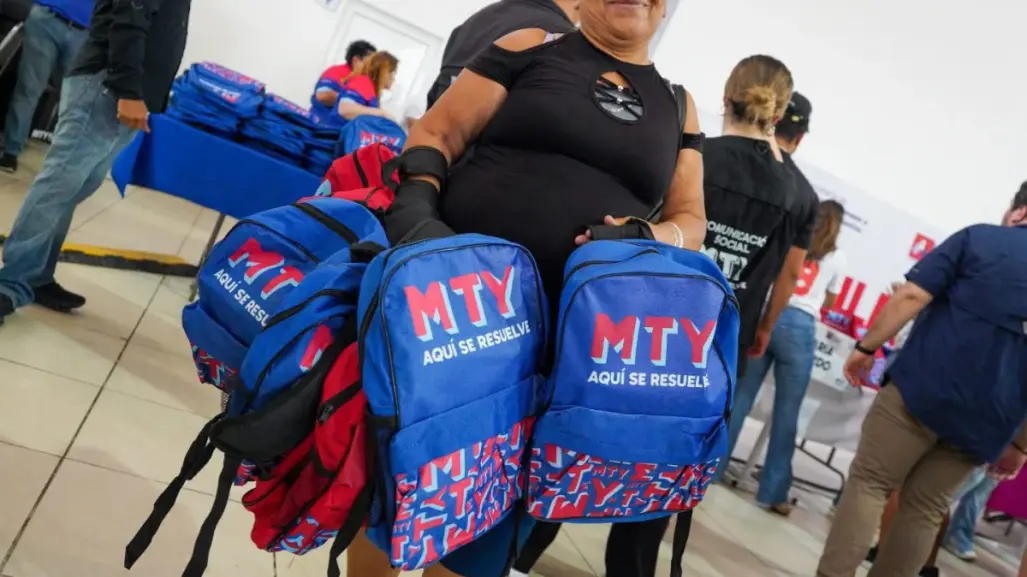 Monterrey apoya con kits de útiles escolares previo al regreso a clases