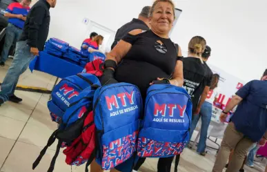 Monterrey apoya con kits de útiles escolares previo al regreso a clases