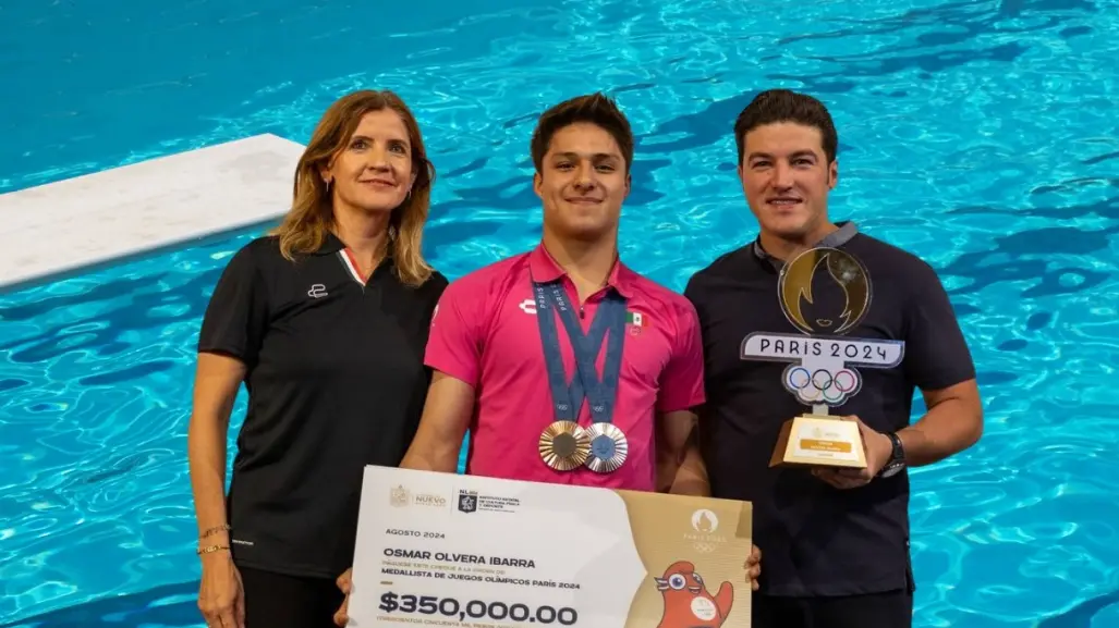 Samuel García felicita a Osmar Olvera por su medalla de oro