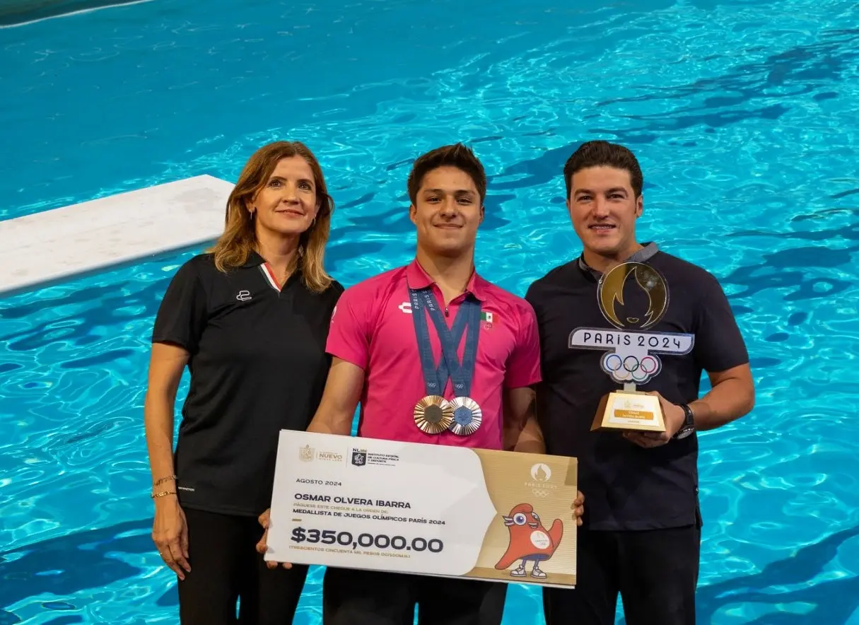 La medalla de oro ganada por Osmar Olvera representa un avance significativo para los deportes acuáticos en México. Foto: Canva/Samuel García.