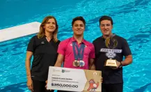 Samuel García felicita a Osmar Olvera por su medalla de oro