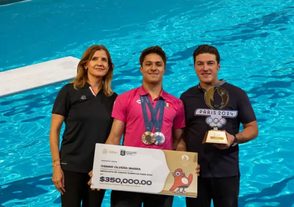 Samuel García felicita a Osmar Olvera por su medalla de oro