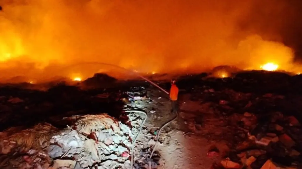 Incendio en basurero de El Pescadero pone en riesgo la salud de bomberos y vecinos