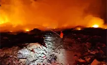 Incendio en basurero de El Pescadero pone en riesgo la salud de bomberos y vecinos