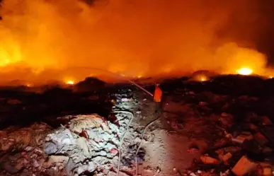 Incendio en basurero de El Pescadero pone en riesgo la salud de bomberos y vecinos