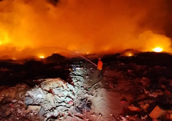 Incendio en basurero de El Pescadero pone en riesgo la salud de bomberos y vecinos
