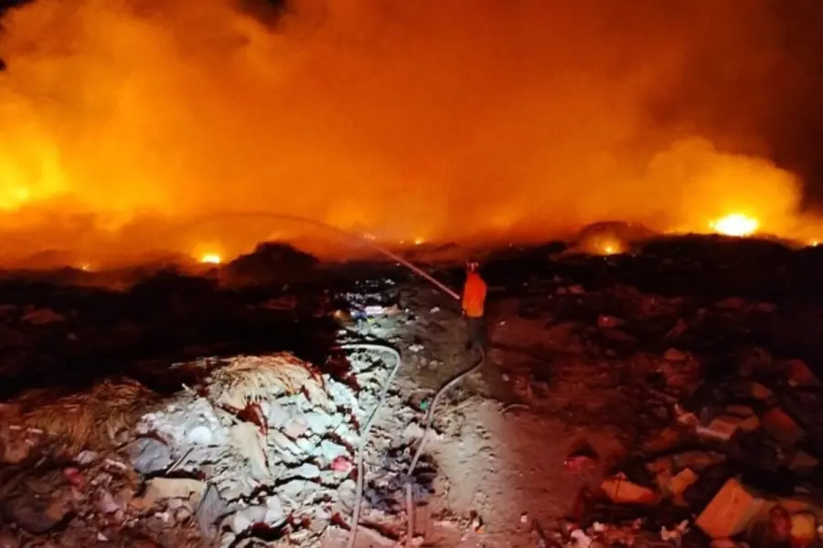 Incendio en basurero de El Pescadero pone en riesgo la salud de bomberos y vecinos