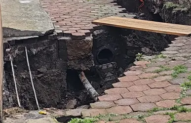 Socavón en Xochimilco pone en riesgo viviendas y obliga a desalojar a dos familias