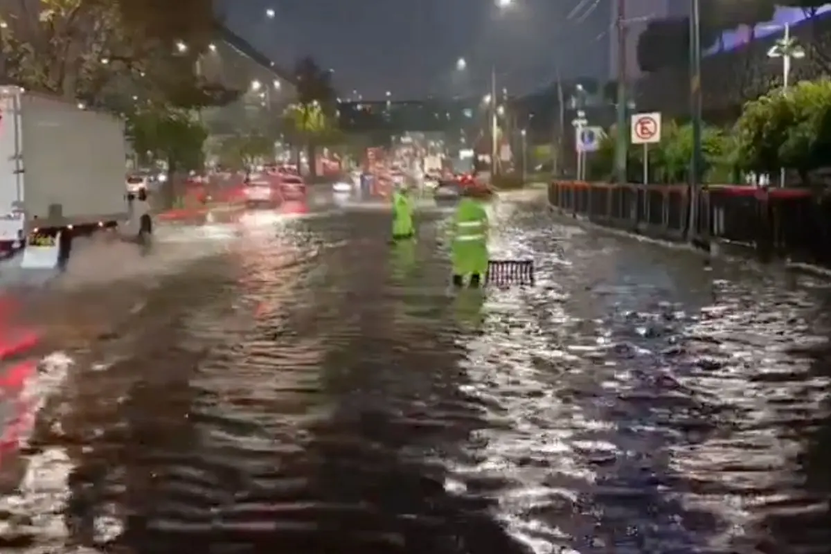 Elementos de SSC apoyando durante las Inundación en calles de CDMX. Foto: SSC-CDMX
