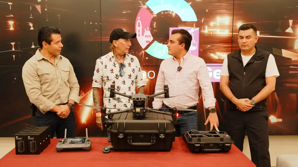 Manuel Cavazos recibe dron de vigilancia por parte de Grillo Sada