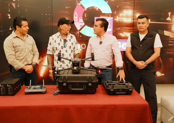 Manuel Cavazos recibe dron de vigilancia por parte de Grillo Sada