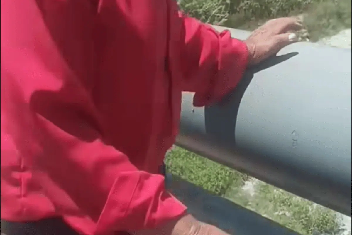 El video fue grabado por un ciudadano quien vio al hombre y se acercó para intentar alejarlo del lugar. Foto: Facebook.