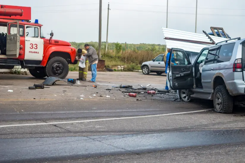 Dos hombres ayudando en accidente vial. Foto: Canva