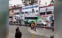 VIDEO | Motociclista es arrastrado por lluvia en CDMX y la gente se une para ayudarlo