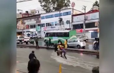 VIDEO | Motociclista es arrastrado por lluvia en CDMX y la gente se une para ayudarlo
