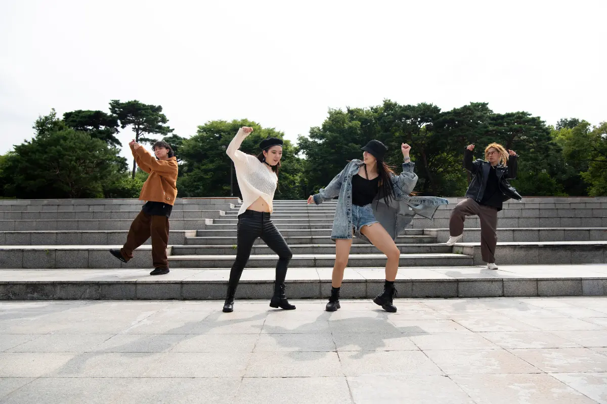 Mujeres bailando K-Pop.    Foto: Freepik