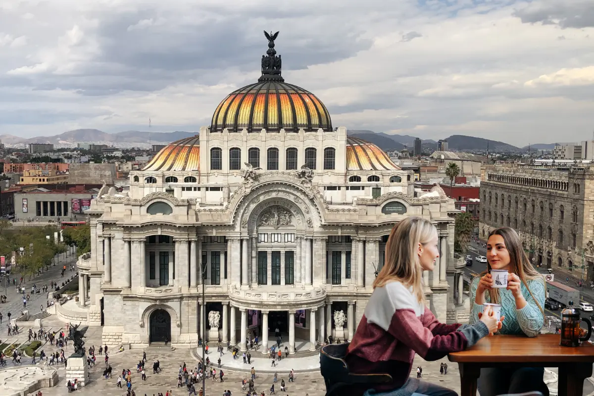 Dos mujeres disfrutan de un café en Bellas Artes. Foto: Canva