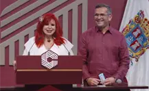 Layda Sansores reparte chocolates del youtuber MrBeast