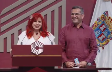 Layda Sansores reparte chocolates del youtuber MrBeast