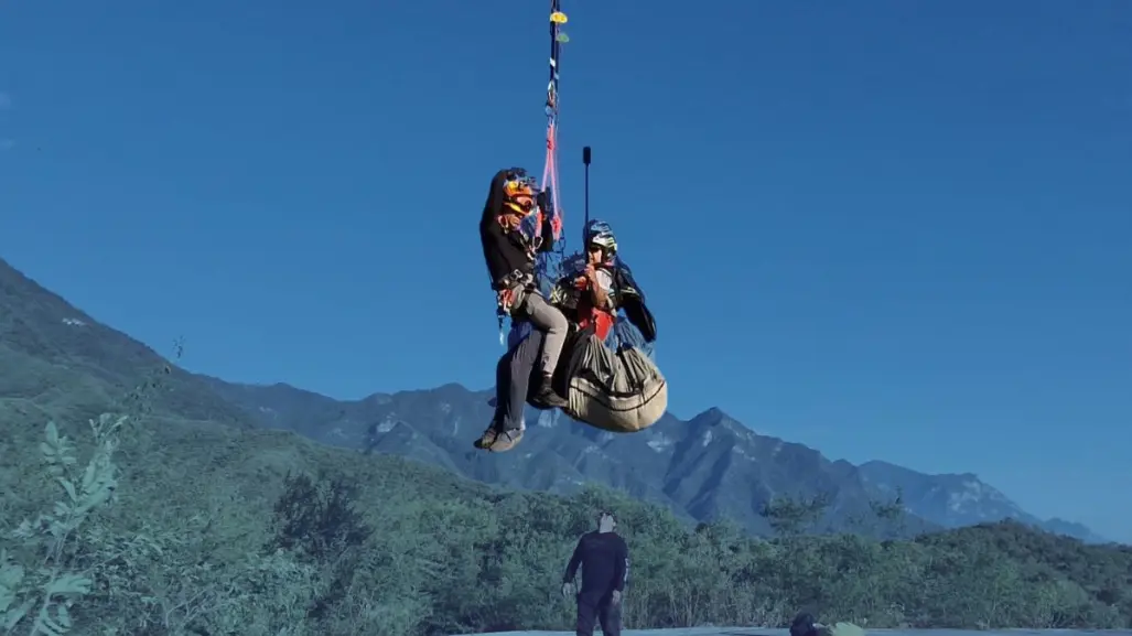 Rescatan a hombre tras caer de un parapente en Santiago