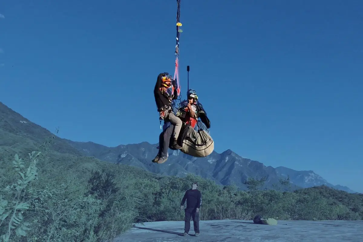 Rescate de PCNL a parapente Foto: Protección Civil Nuevo León