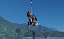 Rescatan a hombre tras caer de un parapente en Santiago