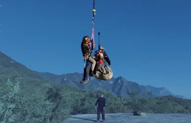 Rescatan a hombre tras caer de un parapente en Santiago