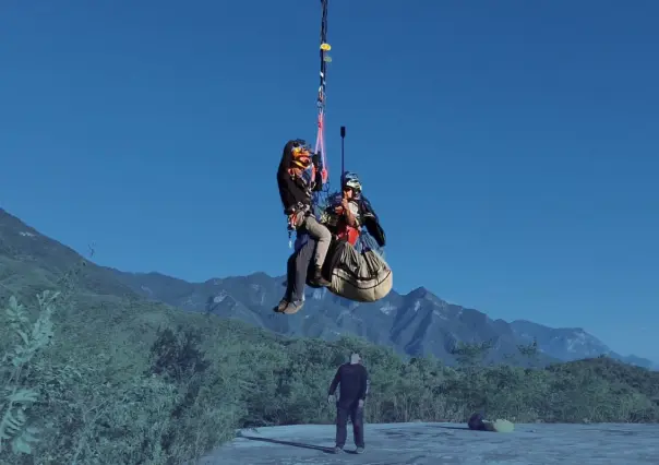 Rescatan a hombre tras caer de un parapente en Santiago