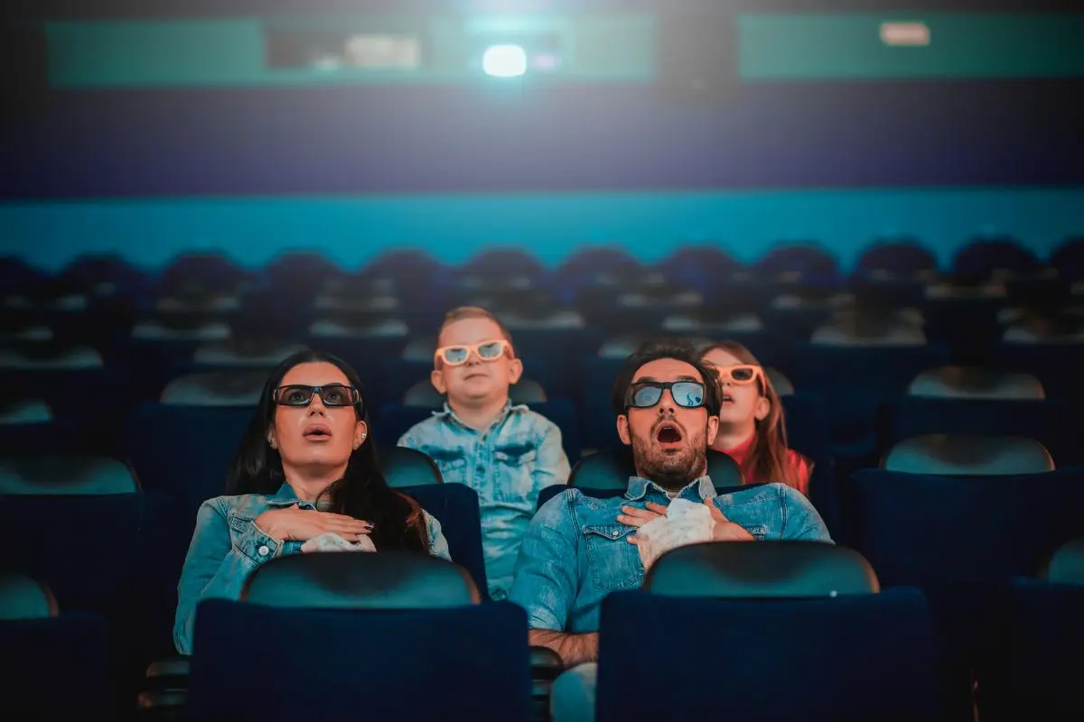 Familia disfrutando del cine Foto: Canva