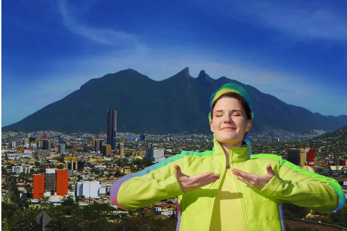 Mujer respirando profundo con Monterrey de fondo Foto: Canva
