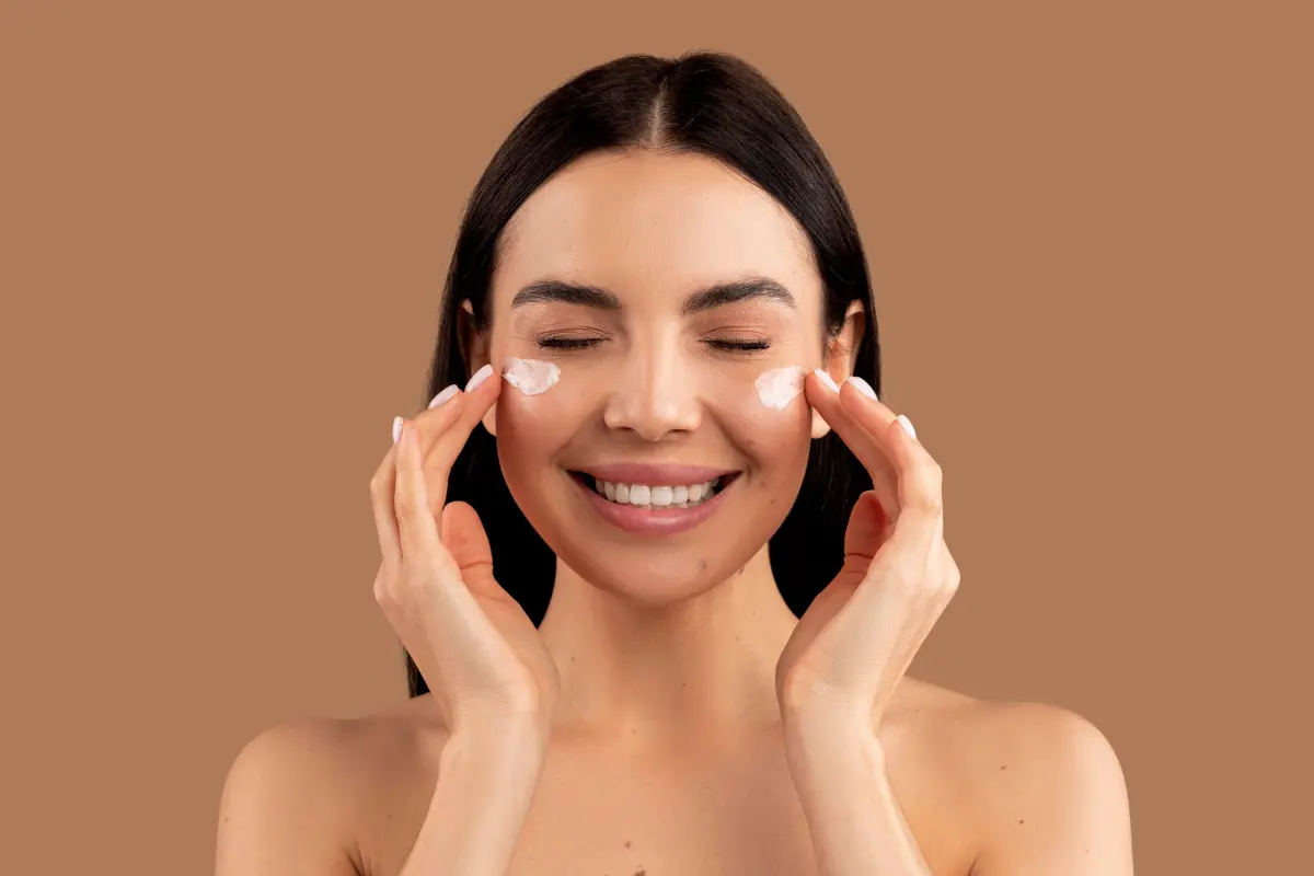 Esta crema facial de farmacia deja la piel super hidratada, la Profeco reveló que es de las mejores en el mercado. Foto: Canva