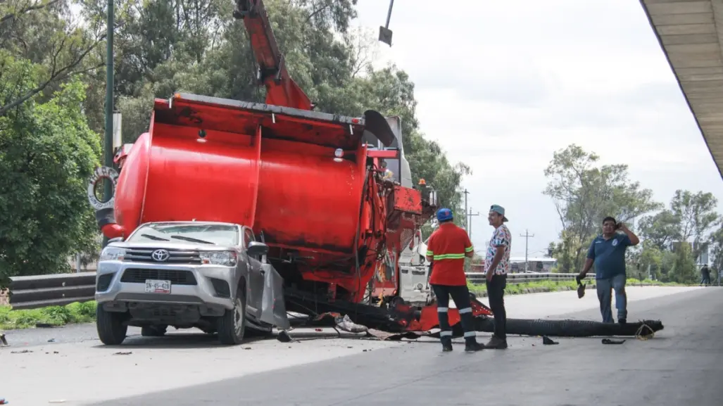 Tráiler de cervezas choca contra pipa de gas en Puebla | VIDEO