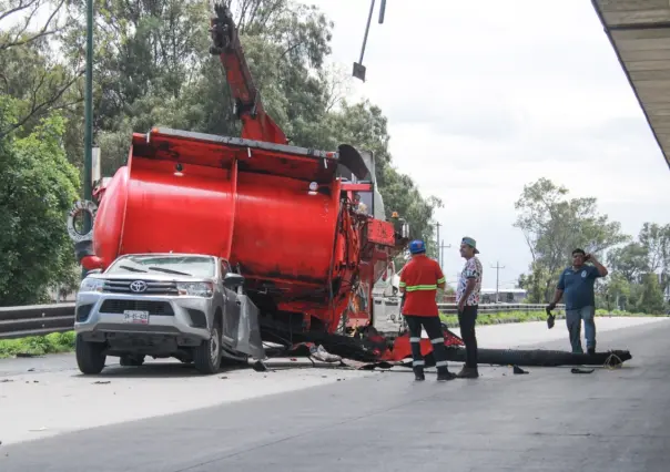 Tráiler de cervezas choca contra pipa de gas en Puebla | VIDEO