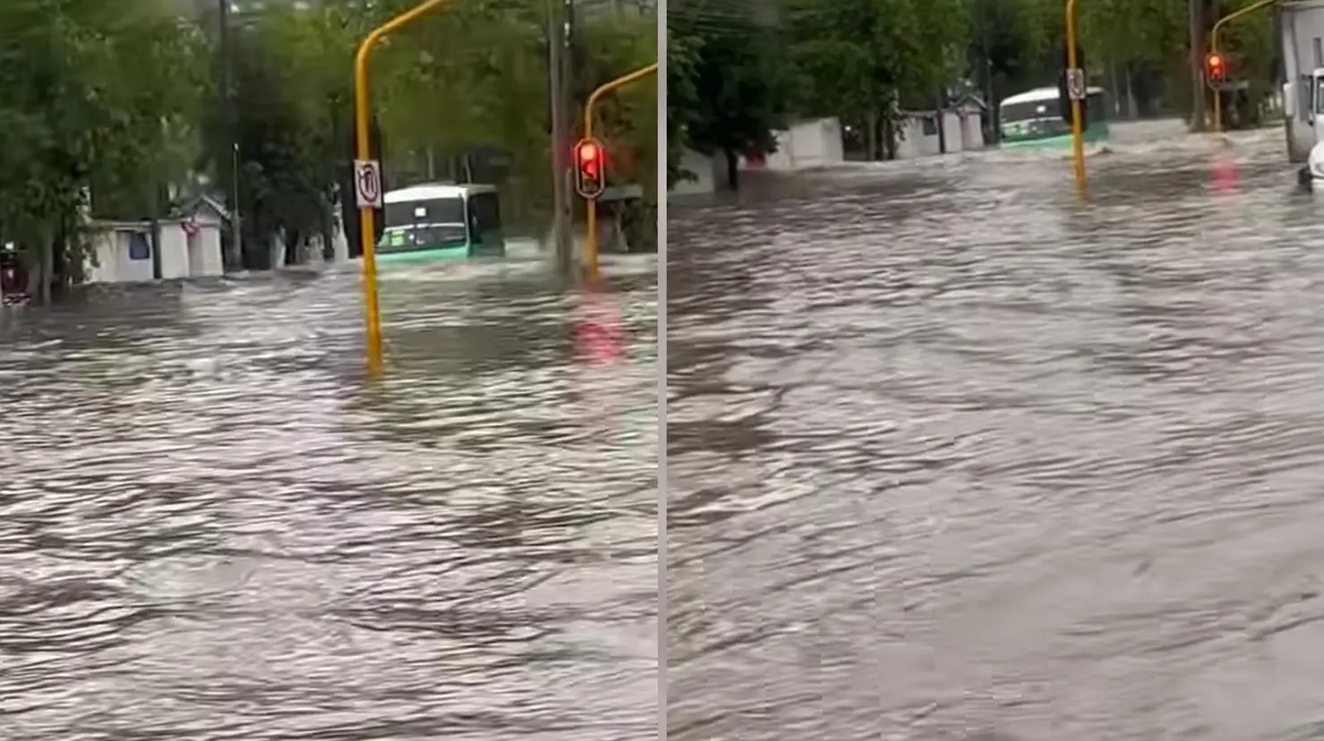 Camión de pasajeros enfrenta inundación en Edomex y desata polémica en redes. Foto: Observatorio Metropolitano
