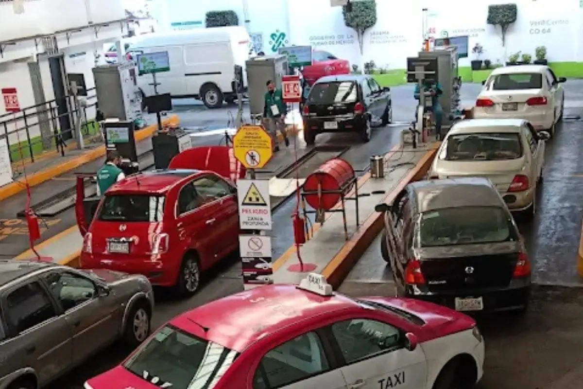 Vehículos entrando a un verificentro de la CDMX.      Foto: Google Maps