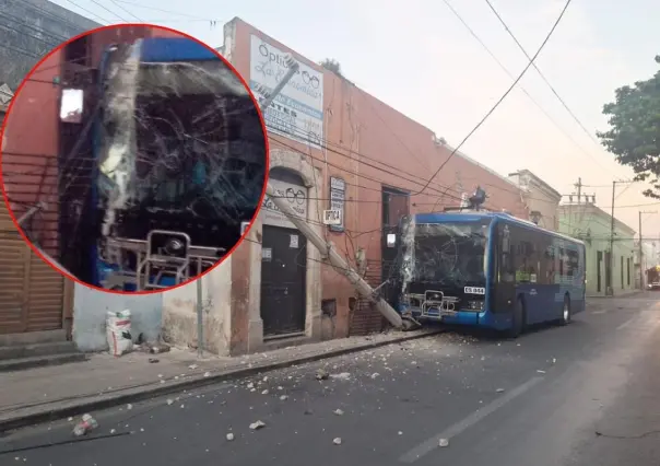 Choque de autobús Va y Ven en el Centro de Mérida deja sin luz varias cuadras