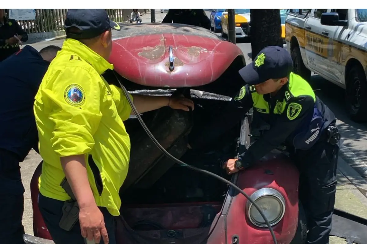 Elementos de la SGIRPC CDMX auxiliando en incendio de automóvil. Foto: X @SGIRPC_CDMX