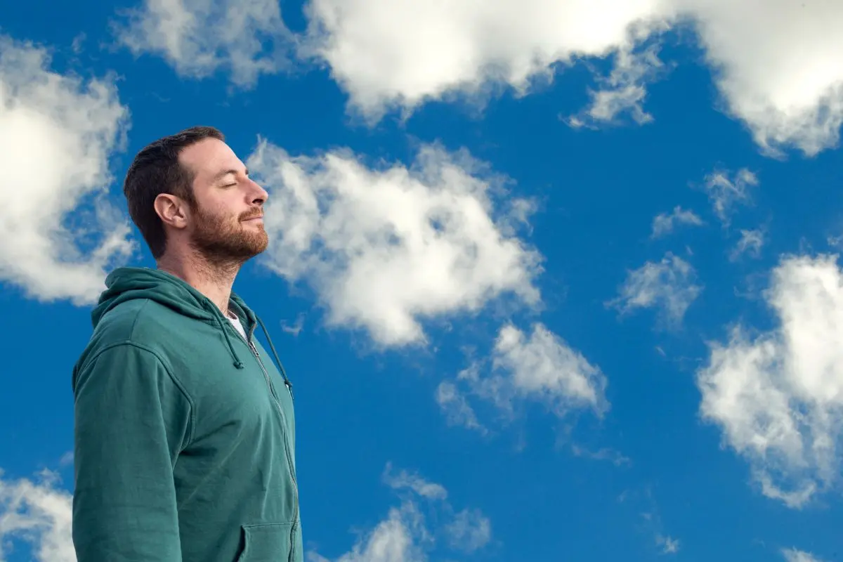 Cielo de fondo con un hombre respirando Foto: Canva