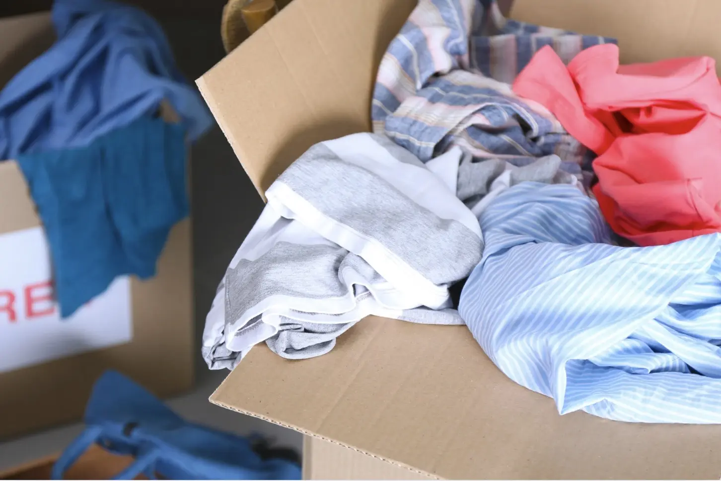Cajas de ropa para donar.   Foto: Canva