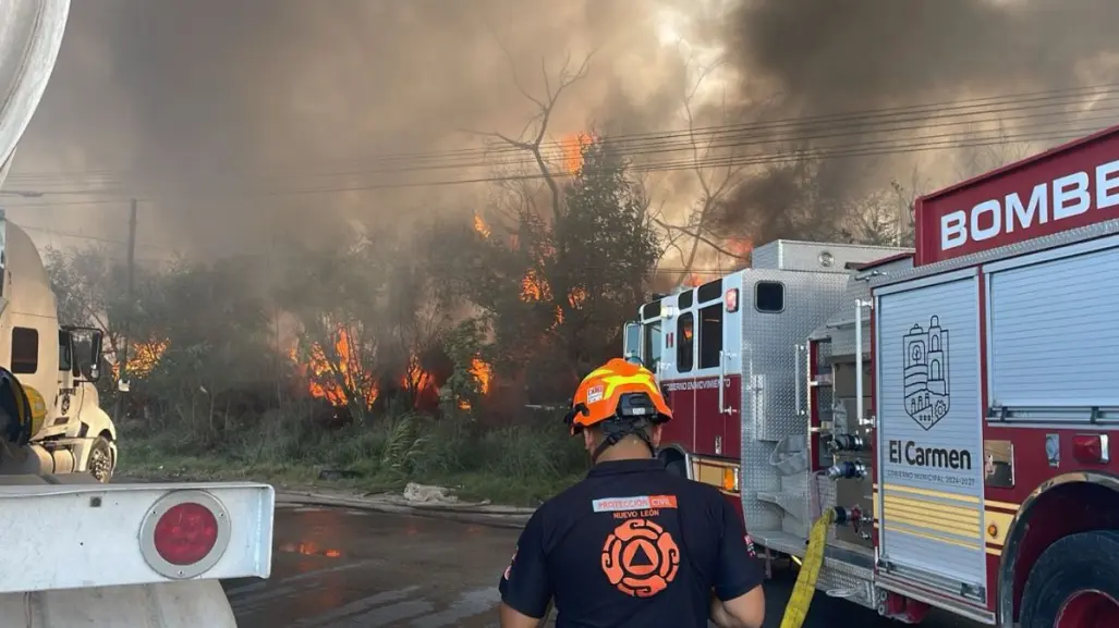 Incendio en corralón moviliza a cuerpos de emergencia en El Carmen