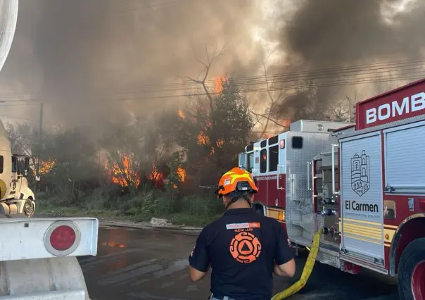 Incendio en corralón moviliza a cuerpos de emergencia en El Carmen
