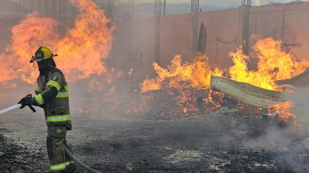 Controlan incendio en tarimera ubicada en Apodaca; continúa evaluación