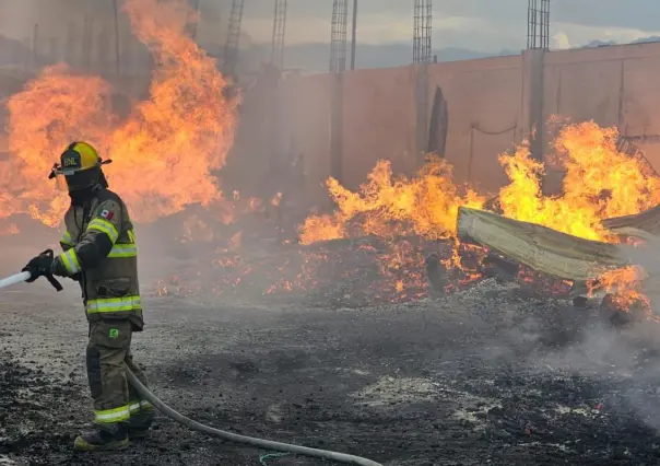 Controlan incendio en tarimera ubicada en Apodaca; continúa evaluación