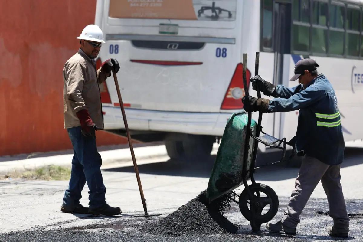El alcalde Díaz González subrayó que se han redoblado esfuerzos tras las recientes lluvias, ya que estas provocaron nuevos daños en el pavimento./Foto: Gobierno Municipal de Coahuila