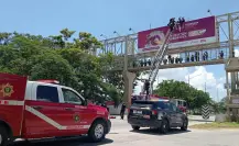 Mujer se sube a puente peatonal durante crisis en el periférico de Mérida