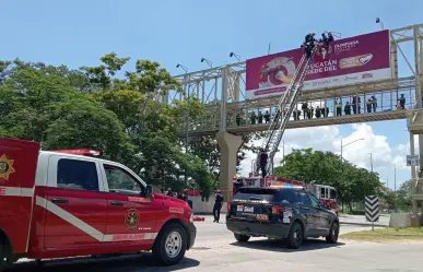 Mujer se sube a puente peatonal durante crisis en el periférico de Mérida