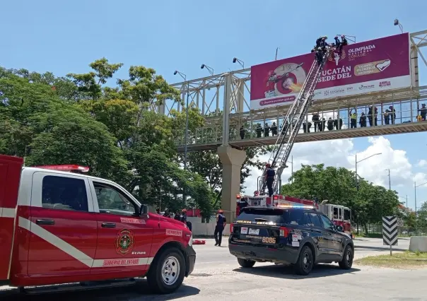 Mujer se sube a puente peatonal durante crisis en el periférico de Mérida