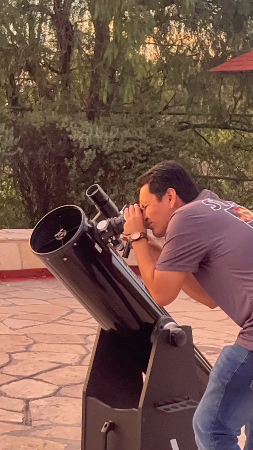 Reunidos en un espacio abierto, miembros y visitantes se congregan alrededor de telescopios para observar los detalles de nuestro sistema solar y otros objetos celestes./Foto: Lesslie Delgado