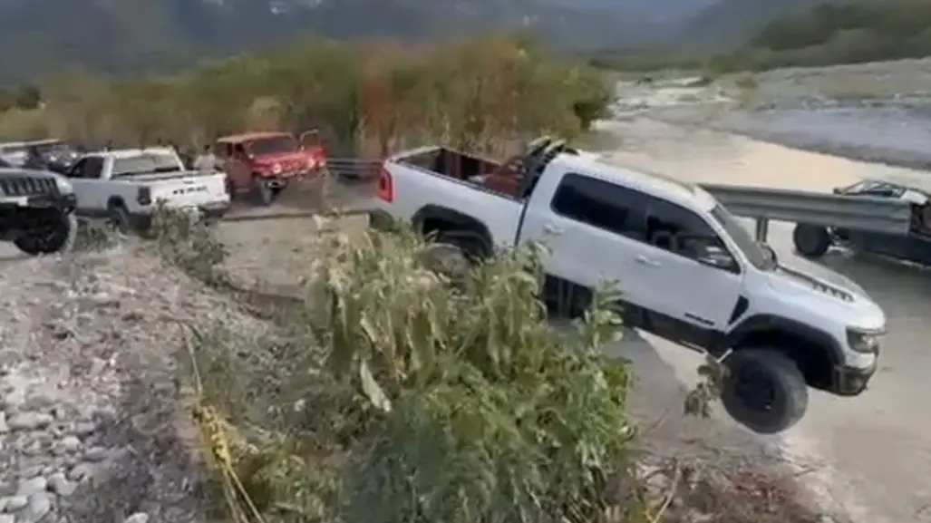 Camioneta queda al borde del río Pilón en Montemorelos; ocupantes resultan ilesos