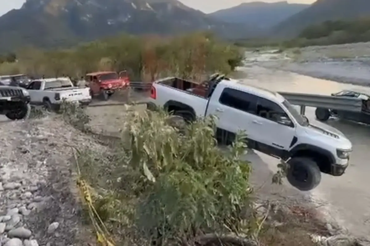Un accidente vehicular generó alarma entre paseantes en Montemorelos. Foto: @DeTodoUnPoco677